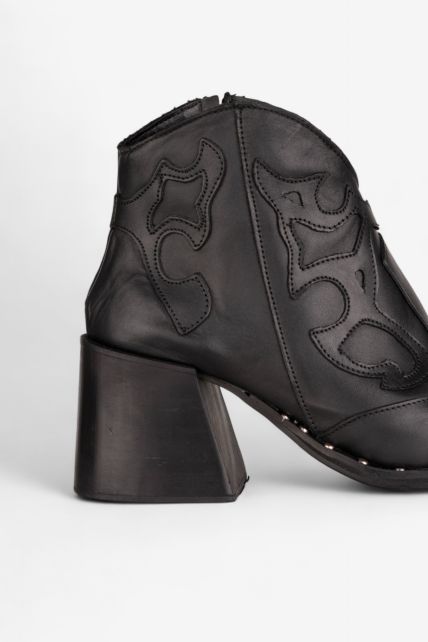 Botas - Second Image