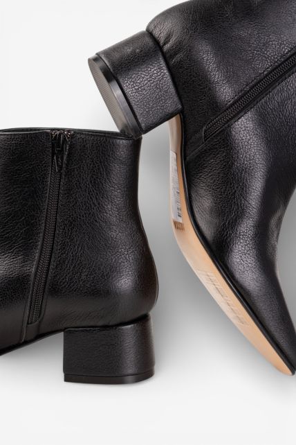 Botas - Second Image