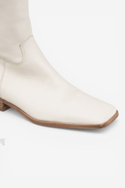 Botas - Second Image