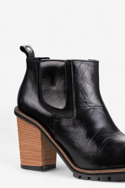 Botas - Second Image