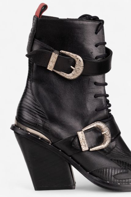 Botas - Second Image