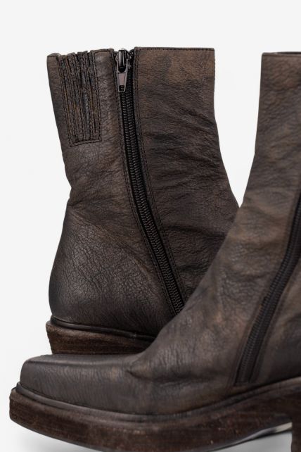 Botas - Second Image