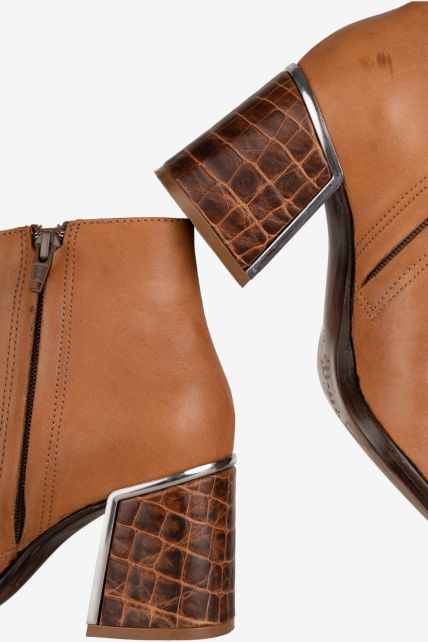 Botas - Second Image