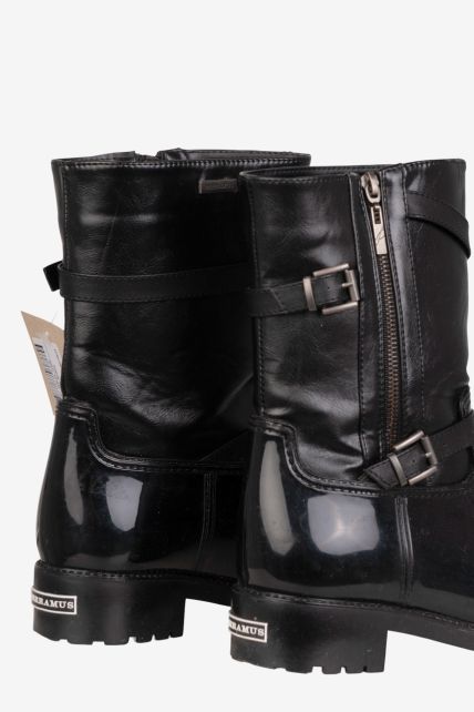 Botas - Second Image